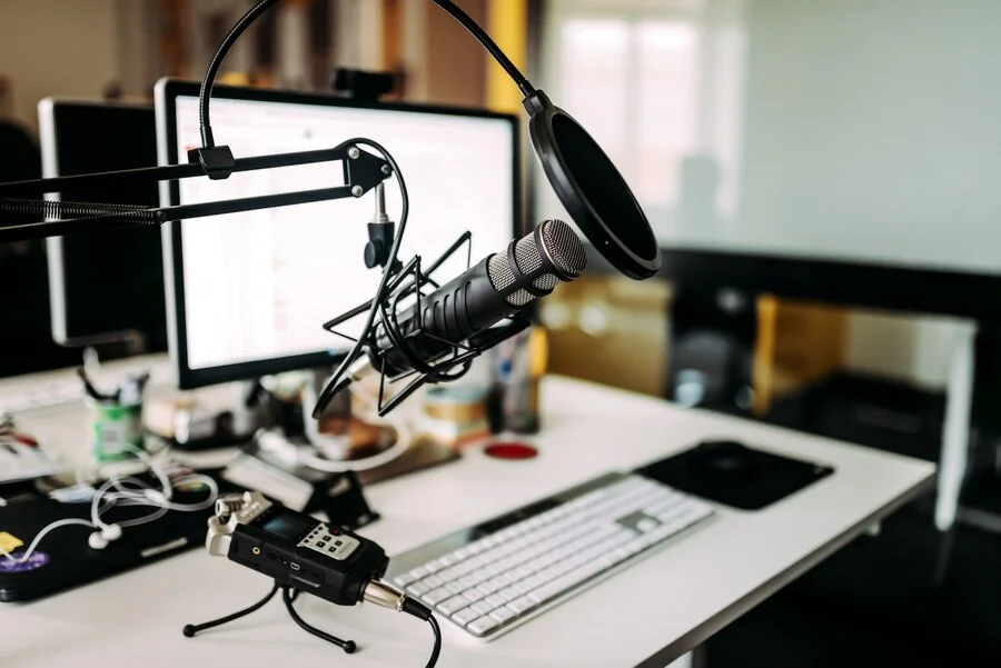 Cabina de radio transmitiendo su señal por streaming